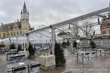 Het dak is eraf, kerstmarkt  opnieuw open: “Nu hopen op droog weer”