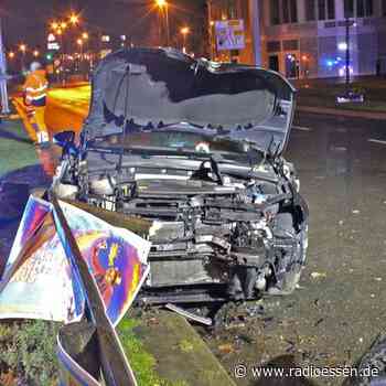 Polizei Essen: Golf-Fahrer fällt Baum, Straßenlaterne und Zaun - Zeugen gesucht - Radio Essen