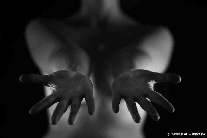 Kunstfotograaf Emanuel Maes houdt bewust géén anderhalve meter afstand - “Héél dicht op de huid om dat eigen lijf eindelijk te omarmen”