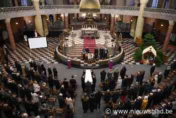 Afscheid van stadsdichter Bernard Dewulf: “Ik hoop dat je kan zien hoe graag je gezien wordt en voor altijd graag gezien zal worden”