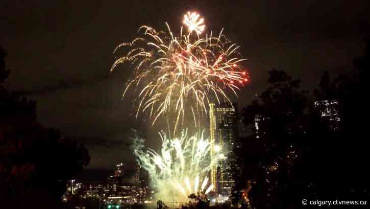 Calgary New Year’s Eve fireworks to go ahead, but city encourages at home celebrations to ring in 2022