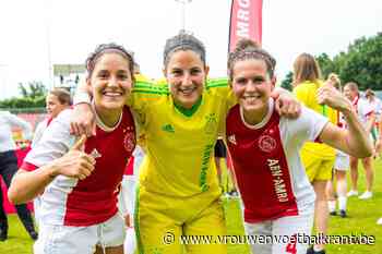 Voetbalster vraagt vriendin ten huwelijk ... op middenstip Ajax