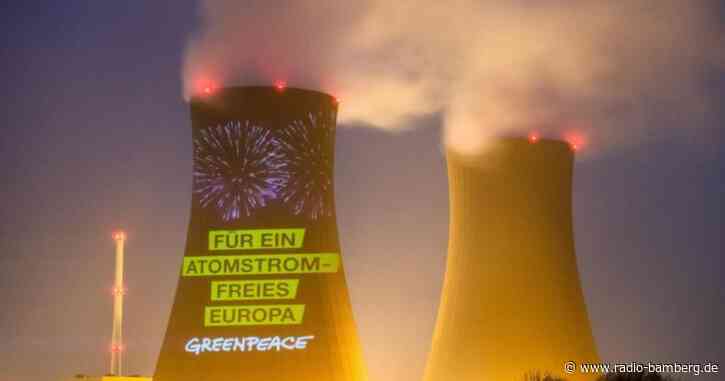 Atomausstieg geht voran – Aktivisten feiern mit Projektionen