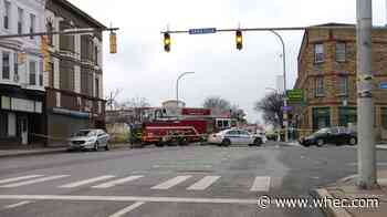 Crews respond to gas leak on Lyell Avenue