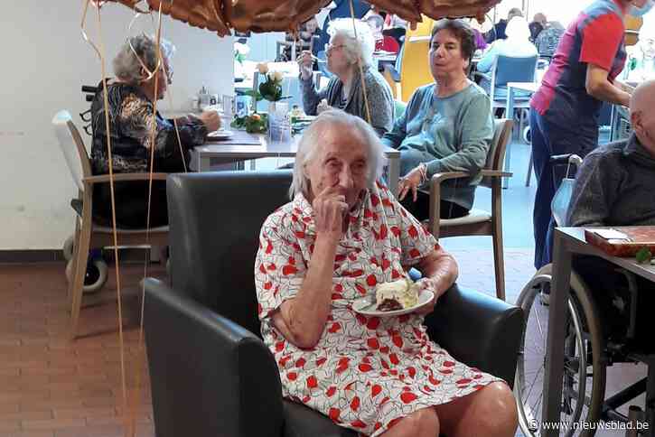 Taart en koninklijke gelukwensen voor honderdjarige Anna