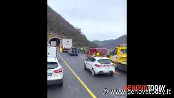 VIDEO | Tamponamento tra due tir in A26, traffico deviato - GenovaToday