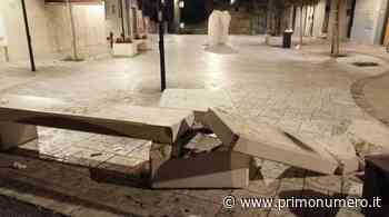 Vandali a Termoli, panchina di marmo distrutta da petardo sulla piazzetta del Terzo Corso - Primonumero