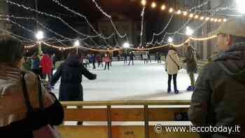 La notte di Capodanno a Lecco sulla pista di pattinaggio - LeccoToday