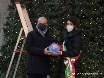 Lecco, rubò la palla di Natale della polizia dall’albero di piazza Garibaldi: individuato e denunciato 25enne - Corriere della Sera