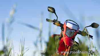 Beim Überholen: Raublinger (17) stürzt mit Motocross auf der St2359