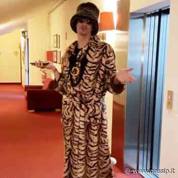 Francesco Oppini fa unesilarante imitazione della madre Alba Parietti guarda - Gossip News