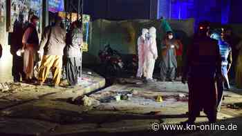 Bombe und Gefechte in Pakistan: Mindestens zehn Tote