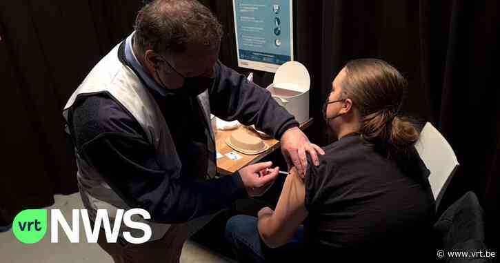 Marc Van Ranst deelt een dag prikken uit in het vaccinatiecentrum in Willebroek - VRT NWS