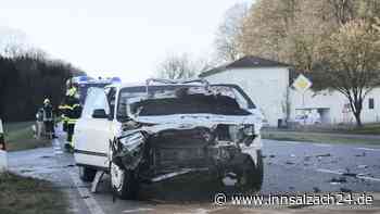 Unterneukirchner (90) und Beifahrerin (84) in Auto eingeklemmt und schwer verletzt