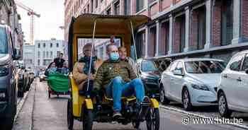 Riksja's brengen bejaarden de stad rond: “Iedereen wuift naar ons!” - Het Laatste Nieuws