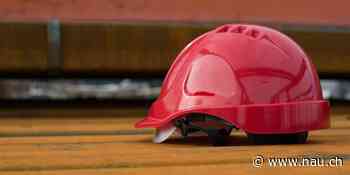 In Oberkirch wird die neue Brückenplatte eingehoben - Nau.ch