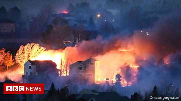 Colorado wildfires: Tens of thousands evacuated as blazes spread - BBC News