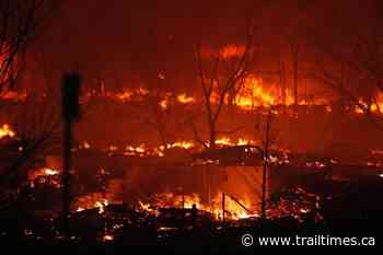 Wildfire burns hundreds of homes in Colorado, thousands flee - Trail Times