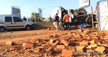 Autopista Buenos Aires – La Plata: un camión que transportaba ladrillos volcó y hay caos - Vía País