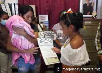 Registro Civil de Cosoleacaque entregó kit de signos vitales a parteras - Imagen de Veracruz