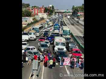 Levantan bloqueo trabajadores y jubilados del gobierno de Cuernavaca - La Jornada