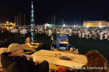 Tavolino e sedie sul porto di Trani: San Silvestro romantico per una coppia di sposini - TraniViva