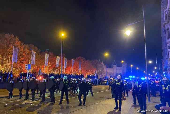 Feestnacht loopt weer uit de hand: heethoofden richten vuurpijlen naar politie in Antwerpen en Gent, 400 interventies in Brussel