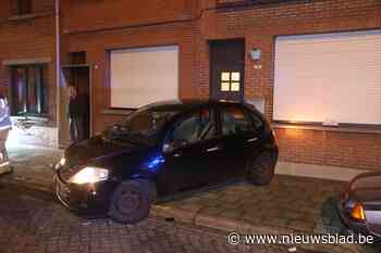 Auto knalt tegen gevels in Niel: bestuurder probeert plaats van ongeval te ontvluchten