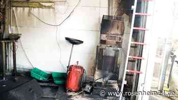 Altölofen in Autohaus gerät in Flammen - Feuerwehr im Einsatz