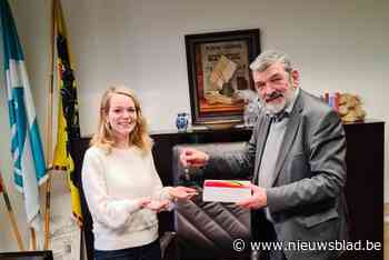 Harry Hendrickx overhandigt sleutel gemeentehuis aan burgemeester Sanne Van Looy