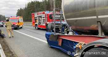 A 73 bei Bamberg: Tödlicher Verkehrsunfall - Auto unter Lkw eingeklemmt