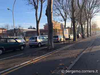 Tampone a Dalmine, il drive through preso ancora d’assalto: «Aprire subito nuovi punti in provincia» - Corriere Bergamo - Corriere della Sera