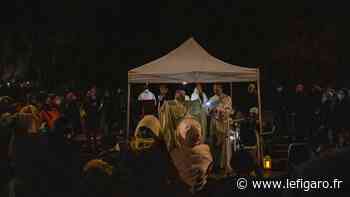 Calais : l'évêque d'Arras célèbre une messe de Noël au côté des migrants - Le Figaro