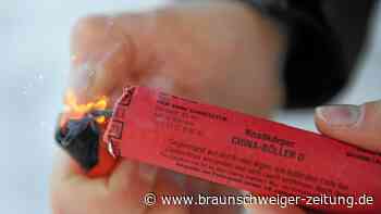 Zwei Männer hantieren mit selbstgebauten Böllern und sterben