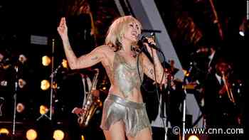Miley Cyrus handled a New Year's wardrobe malfunction like a total pro