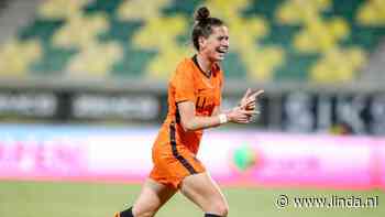Om door een ringetje te halen: voetbalster Merel van Dongen vraagt vriendin op middenstip van Ajax - LINDA.
