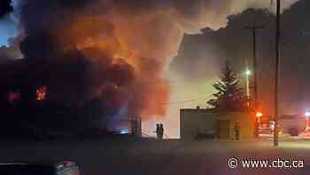 Fire engulfs abandoned hotel in Bowden, Alta.
