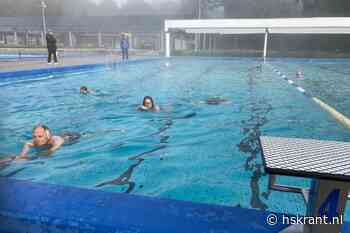Zwemmen bij 8 graden in De Leemdobben in Vries, het enige openluchtzwembad in het Noorden dat nog open is. 'Frisjes, maar zooo lekker' - HS-krant