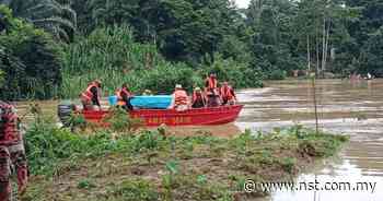 Floods: Firefighters help transport body for burial - New Straits Times