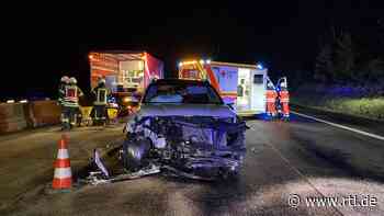 A4 bei Bad Hersfeld: Hunde springen aus Auto und lösen Unfallchaos aus - RTL Online