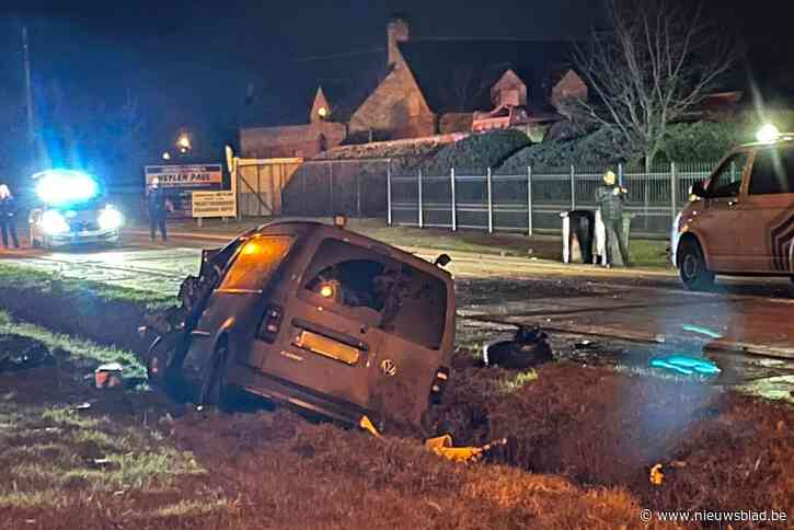 Bestelwagen in gracht en auto tegen omheining na frontale botsing: bestuurder (33) overleden, 18-jarige kritiek