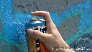 Unbekannte besprühen Straßen mit Graffiti - und machen auch vor Autos nicht Halt