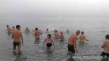 Il tuffo nel lago che divide il Garda - Brescia Oggi