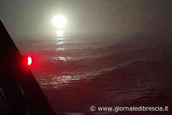 Esce in barca, la fitta nebbia lo blocca nel lago di Garda - Giornale di Brescia