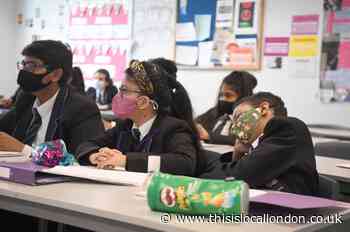 Masks return to secondary school classrooms to curb Omicron