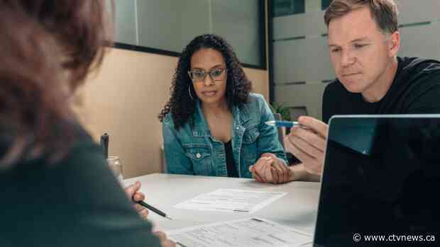 Canadians lacking confidence in economic growth going into 2022: Nanos survey