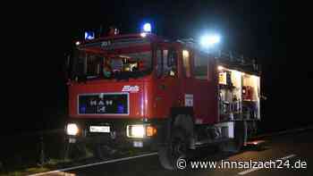 Autos stoßen frontal zusammen: Kran zur Bergung notwendig - Kind (1) an Bord eines Fahrzeugs