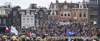 Manifestation à Amsterdam contre les restrictions sanitaires