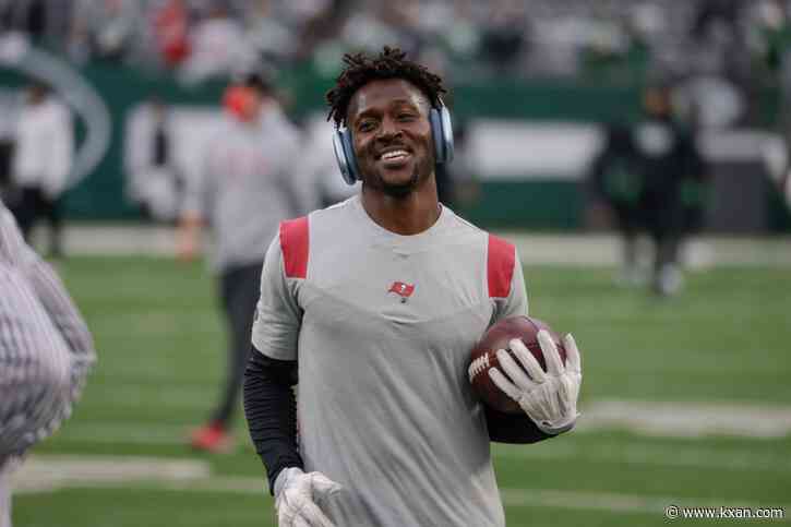 Tampa Bay WR Antonio Brown kicked off team after on-field meltdown
