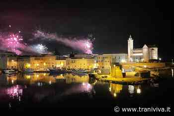 Una sinfonia di luci: la magia del porto allo scoccare della mezzanotte - TraniViva